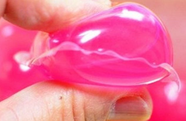 
Viên giặt cho vào đáy thùng giặt, không cần cắt màng bao ngoài. Ảnh minh họa
